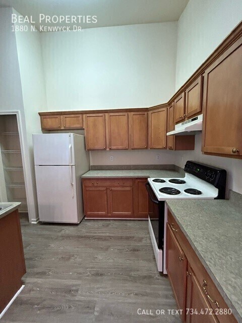 Building Photo - 1880 N Kenwyck Dr