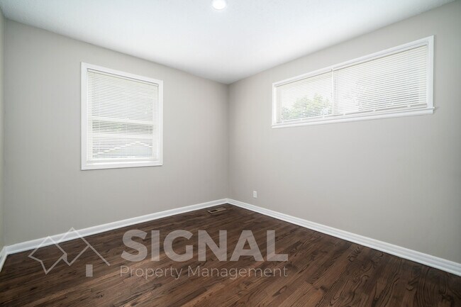 Building Photo - 3038 Highland Dr
