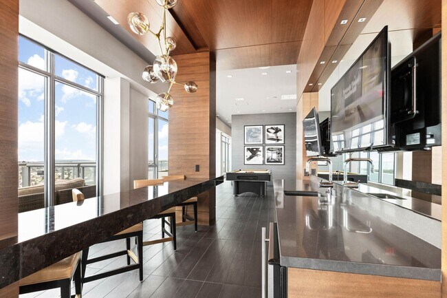Building Photo - Stellar Denny Triangle Luxury Condo