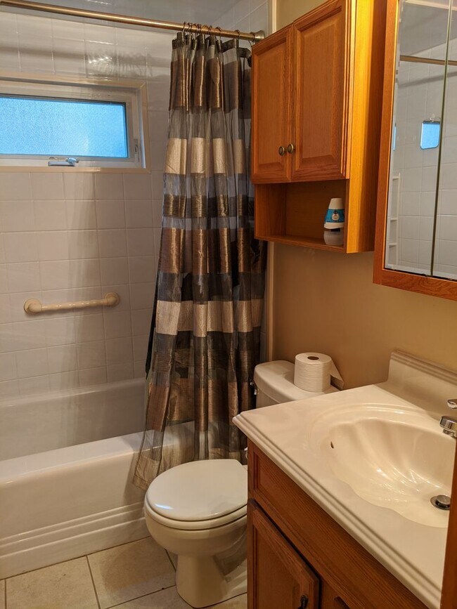 Building Photo - Great school district, three bedroom two b...