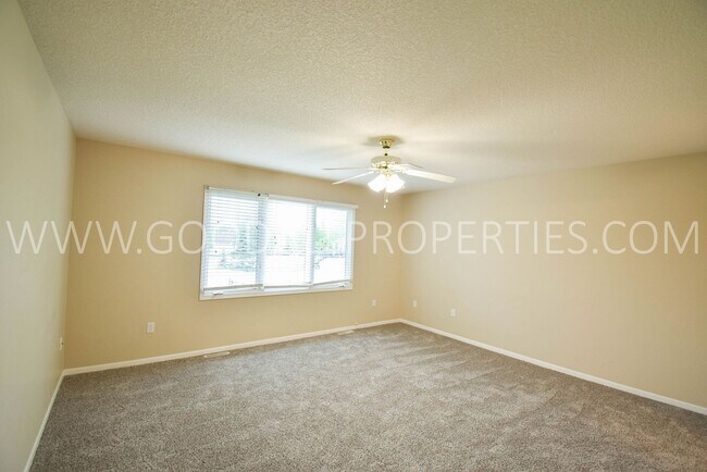 Building Photo - 4 Bedroom 2.5 Bathroom home in Urbandale