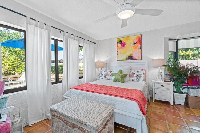 Building Photo - 25 NW 24th Ct