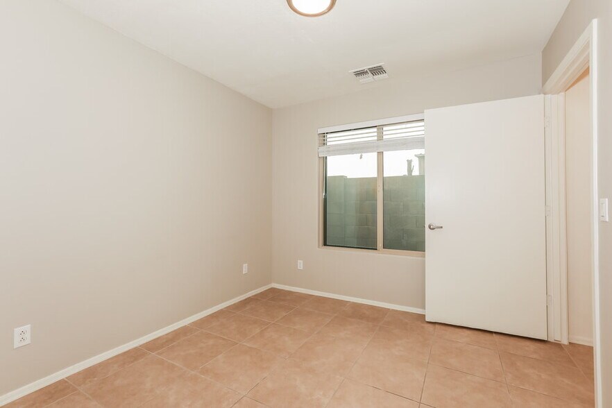 Building Photo - 2541 S De Soto Rd