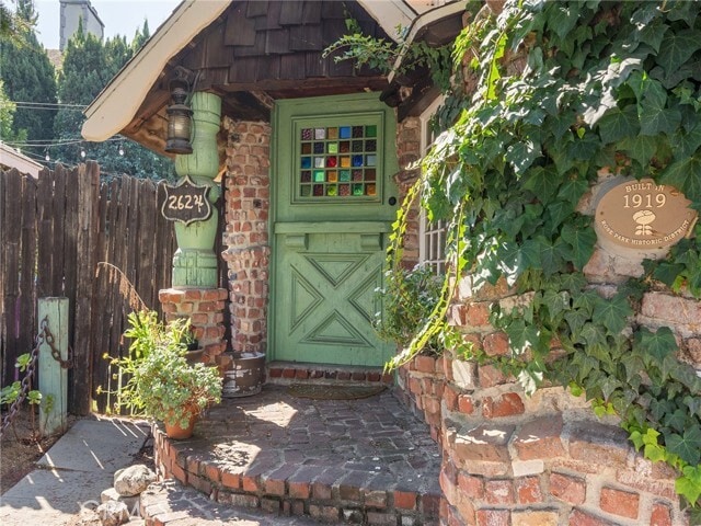 Primary Photo - 2624 E 8th St