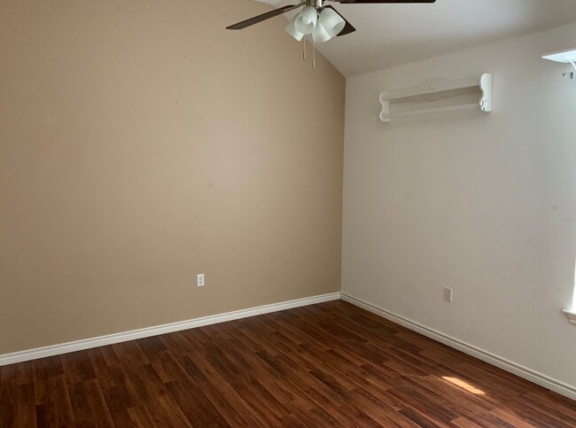 Building Photo - 676 Maplewood Dr