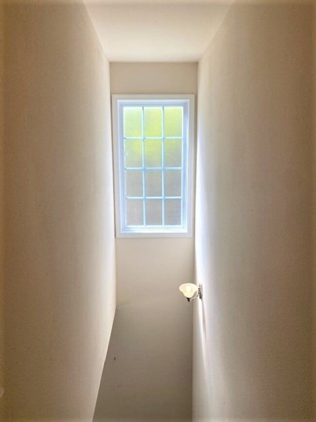 Building Photo - End Unit Townhome!  Over 1500 Sq Ft!  Harr...