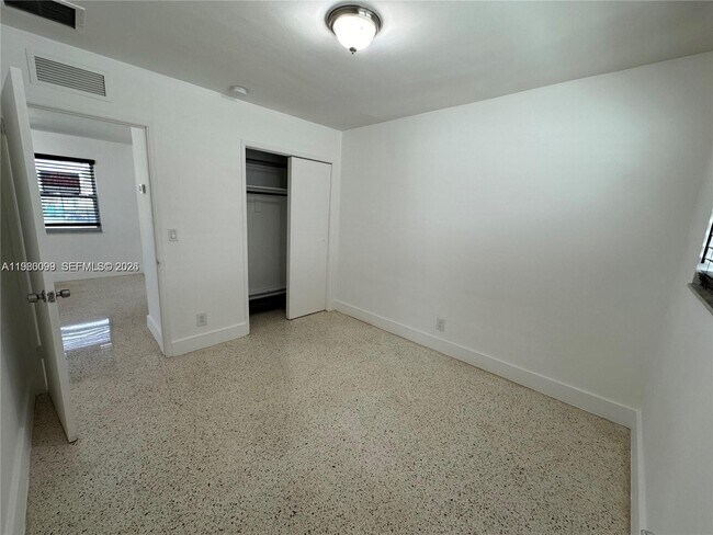 Building Photo - 514 NE 4th Ave