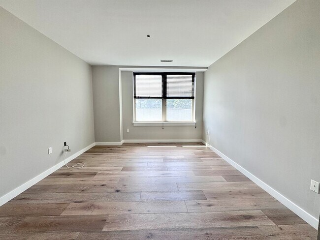 Building Photo - 323 Boylston St