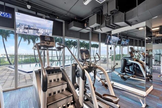 Building Photo - 601 NE 36th St