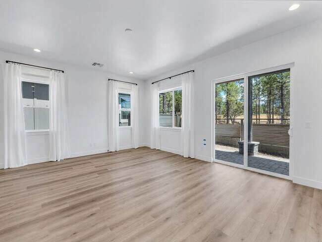 Building Photo - Gorgeous Flagstaff Property