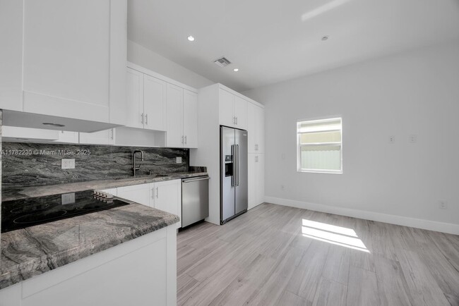 Building Photo - 2426 SW 25th St