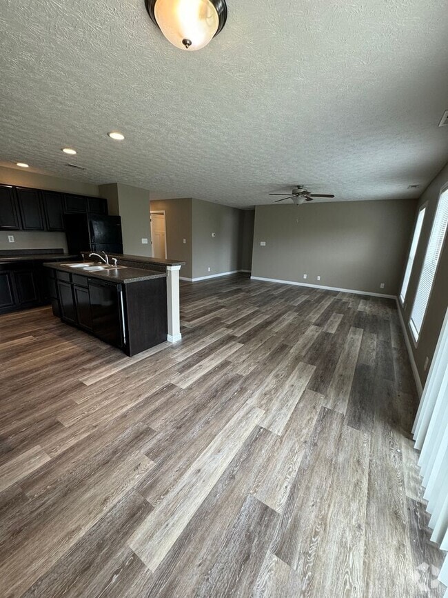 Building Photo - 3 Bedroom Single Family Home Available in ...