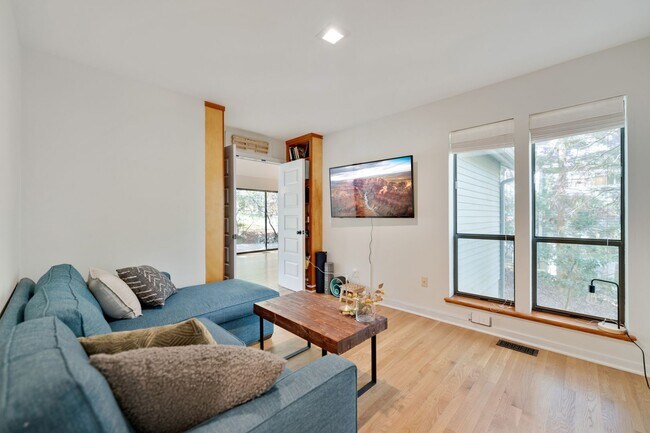 Building Photo - Stunning 3 Bedroom with a Beautiful View i...