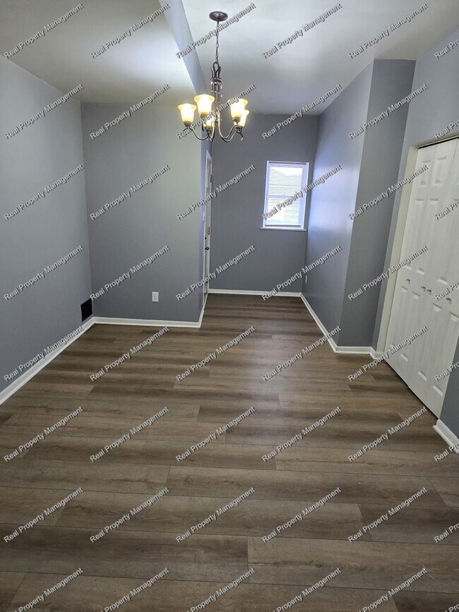 Building Photo - Updated 2 Bedroom Townhome