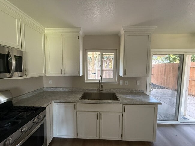 Building Photo - Comfort & Convenience in Patterson