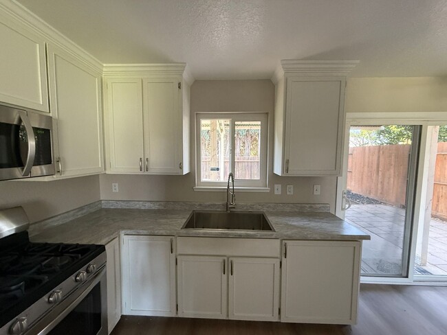 Building Photo - Newly remodeled