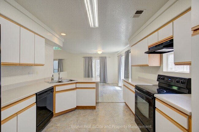 Building Photo - Evolve Real Estate: Bright & Spacious Home in Denver’s Green Valley Ranch! Available May 1st