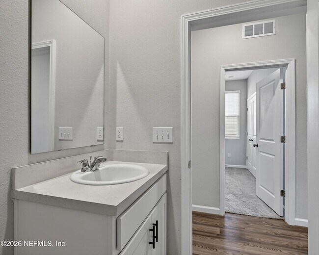 Building Photo - 14757 Cashew Ave