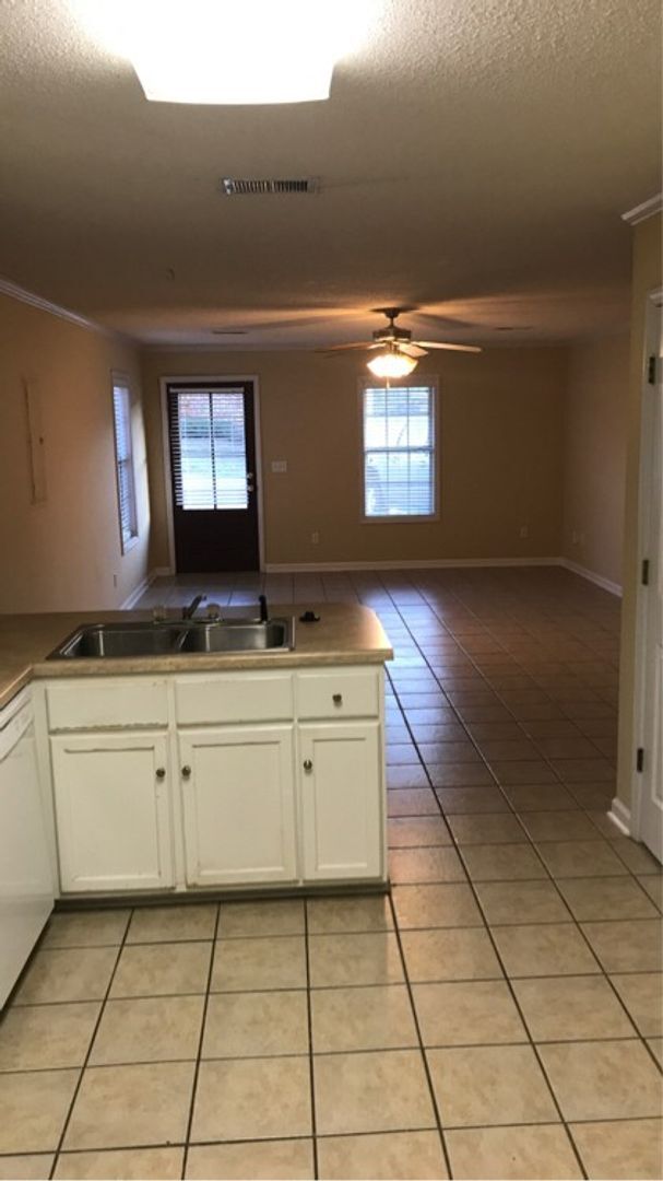 Building Photo - 2 Bedroom 2 Bath Townhome FULLY FURNISHED