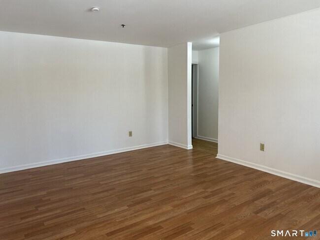 Building Photo - 27 Rollingwood Dr