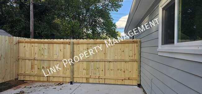 Building Photo - 123 Sequoia Dr