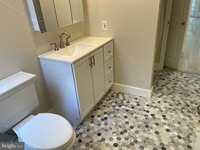 Building Photo - 139 Kings Hwy E