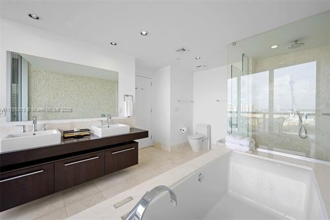 Building Photo - 17121 Collins Ave