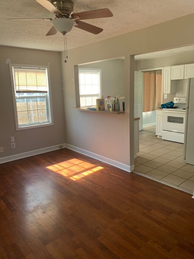 Building Photo - Cozy 2 Bed/ 1 Bath Home with Large Sun Room and Fenced Yard in Sylvan Park, Pet Friendly....