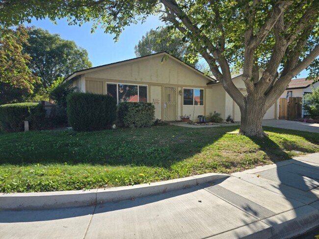Building Photo - RECENTLY BEAUTIFULLY RENOVATED 4 BEDROOM 2...