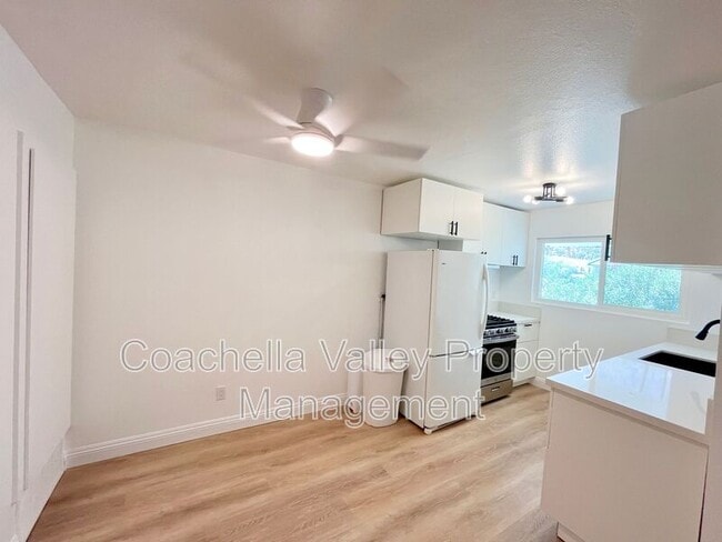 Building Photo - 1900 S Palm Canyon Dr