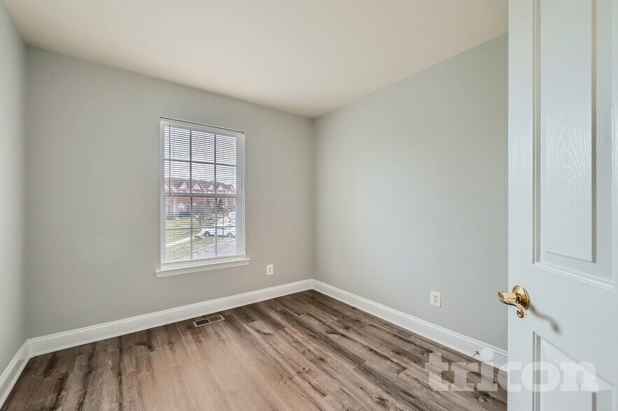 Building Photo - 566 Callander Way