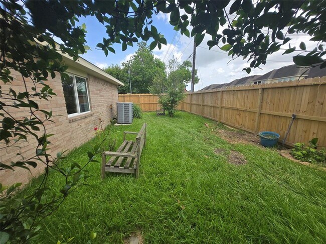 Building Photo - 2318 Green Valley Dr