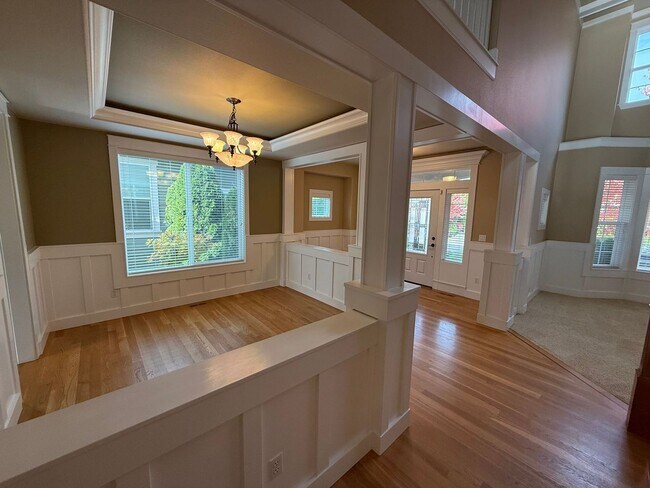 Building Photo - Stunning large 3 bedroom plus bonus rooms ...