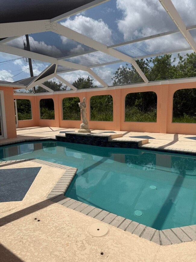 Building Photo - 592 SW Tarra Ave