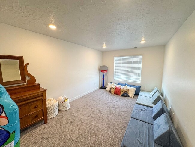 Building Photo - Community Pool & Rent Reduction! Beautiful Must See 4 Bed 3.5 Bath House for Rent in Syracuse!