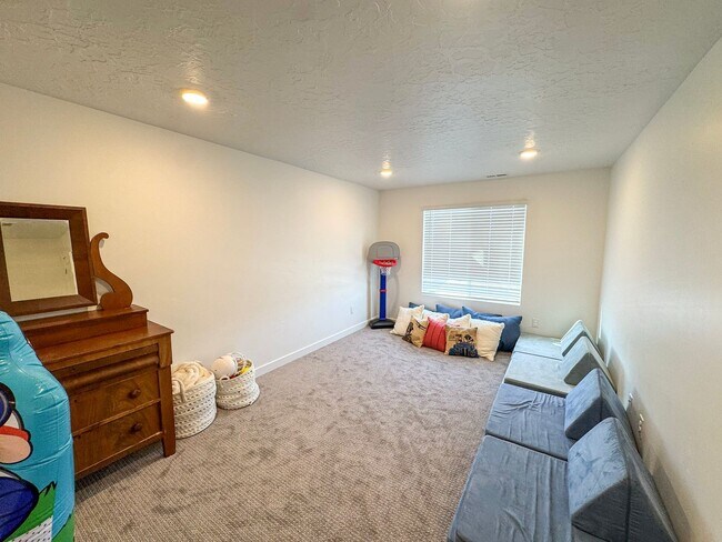 Building Photo - Modern 4 Bed 3.5 Bath Home in Syracuse | Bonus Room + Fenced Yard + 86” TV Included