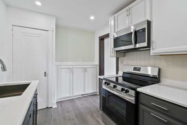 Building Photo - 3 bed 1 bathroom - central air, outdoor sp...