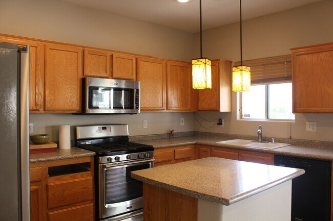 Building Photo - BEAUTIFUL 4 BEDROOM HOME WITH A POOL!