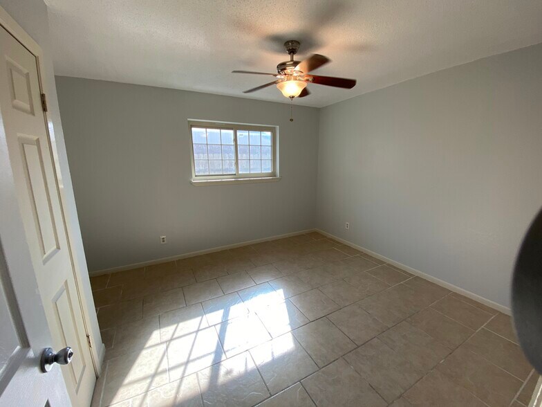 Building Photo - 1803 Falcon Dr
