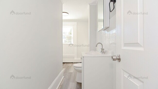 Building Photo - 220 S Main St