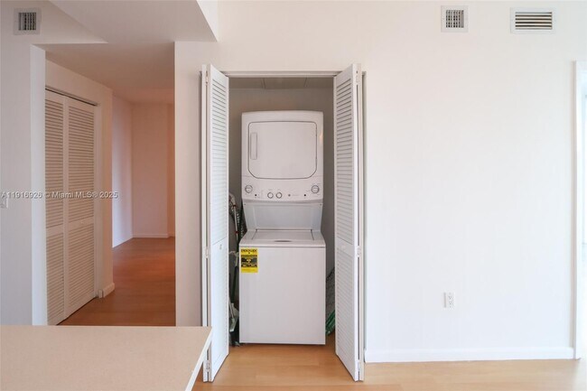 Building Photo - 333 NE 24th St