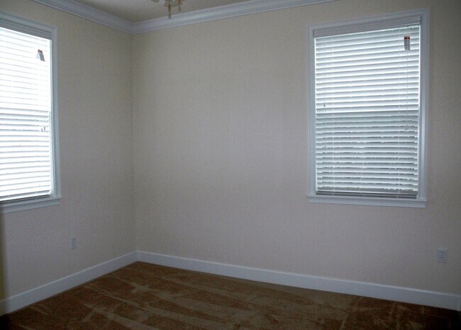 Building Photo - Available Fall 2026! Cottage Style 2 Bed/2...