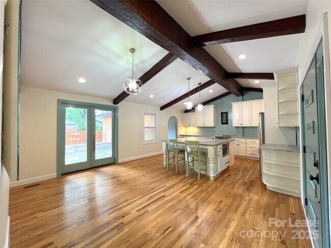 Building Photo - 5745 Riviere Dr