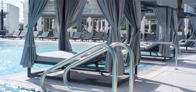 Building Photo - 851 NE 1st Ave