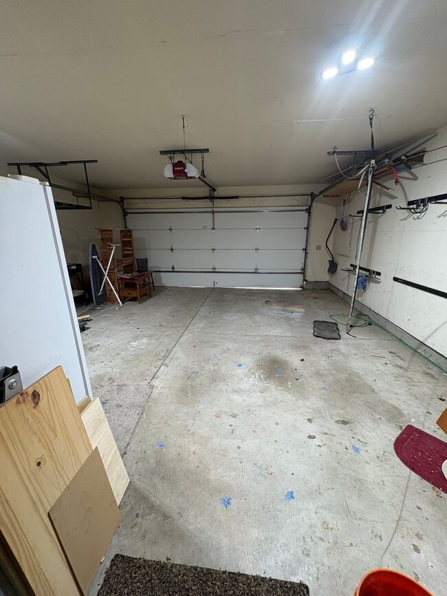 Building Photo - Beautiful Tri-level Home in Centerville