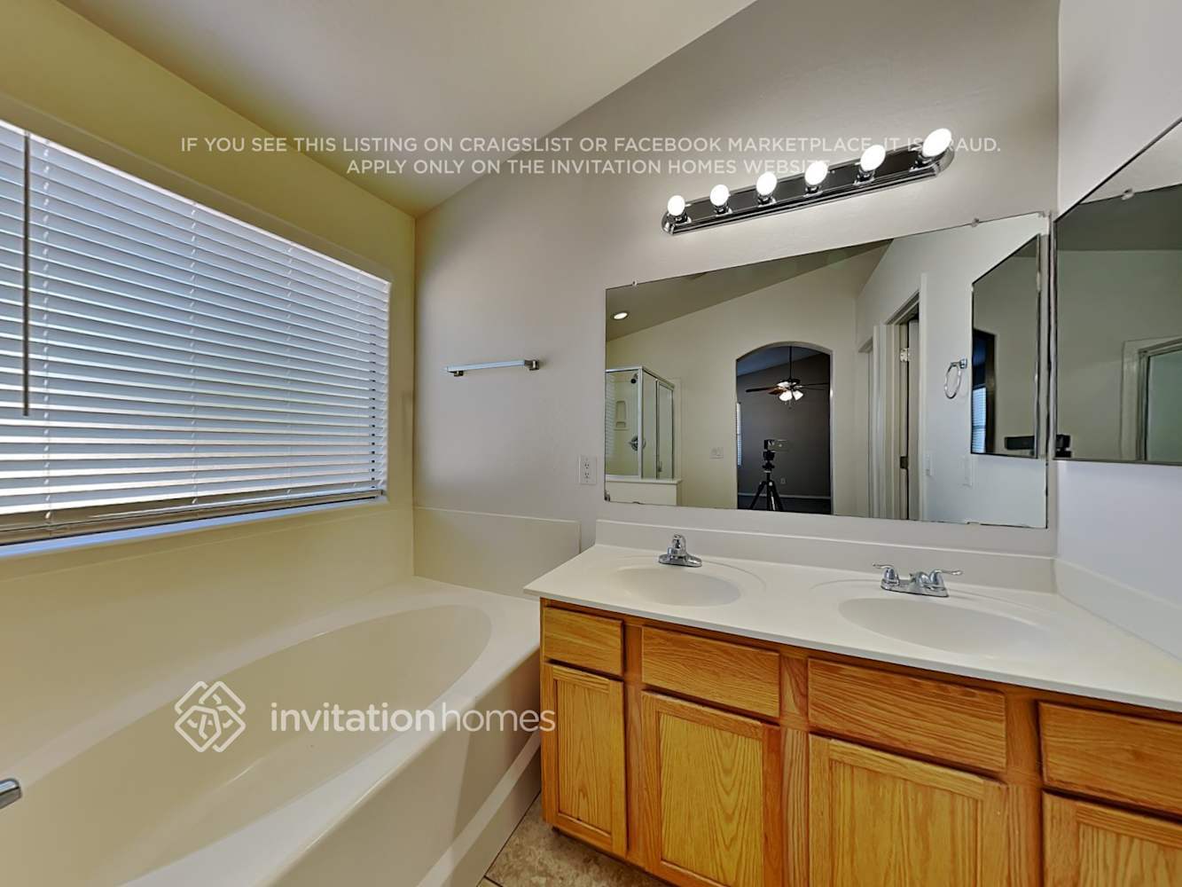 Building Photo - 2628 W Tamarisk Ave