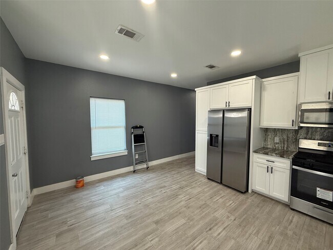 Building Photo - 9815 Garcroft St