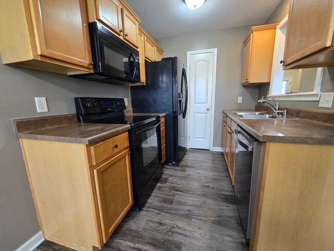 Building Photo - 2 Bedroom Townhome in Normal
