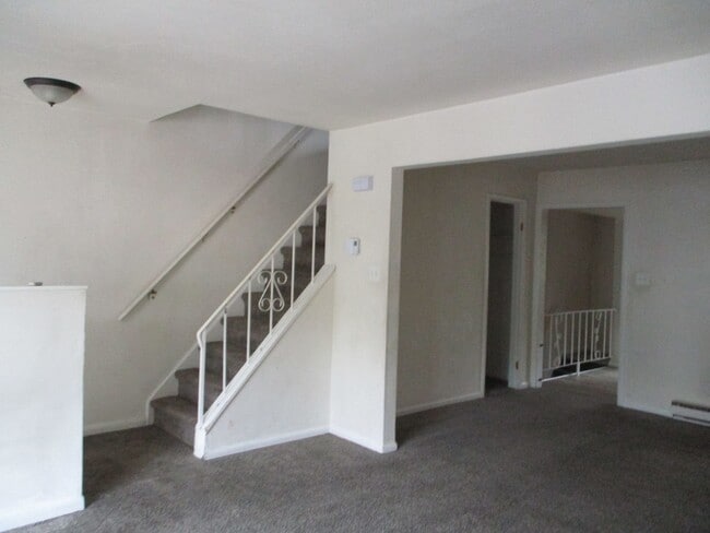 Building Photo - 3BR Townhome with garage! - Northampton School District