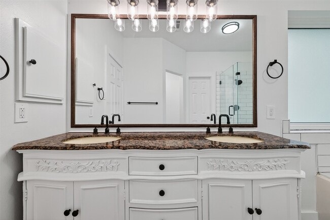 Building Photo - 2018 Village Ct Ln